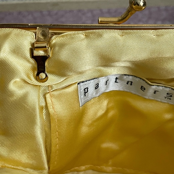 1930’s Gold Beaded ClamShell Design Opera Purse - Picture 9 of 16